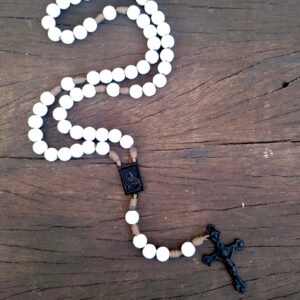 Terço Sagrado Coração de Jesus Agilis 8mm - Areia e Branco