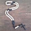 Terço Sagrado Coração de Jesus Agilis Petrus 8mm - Preto e Howlita bege