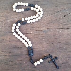 Terço Sagrado Coração de Jesus Agilis Petrus 8mm - Preto e Howlita bege
