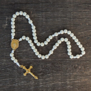 Terço Medalha Milagrosa Agilis 8mm - Branco e Ouro